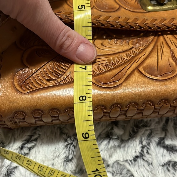 Lovely vintage hand tooled leather shoulder bag. - Picture 8 of 9